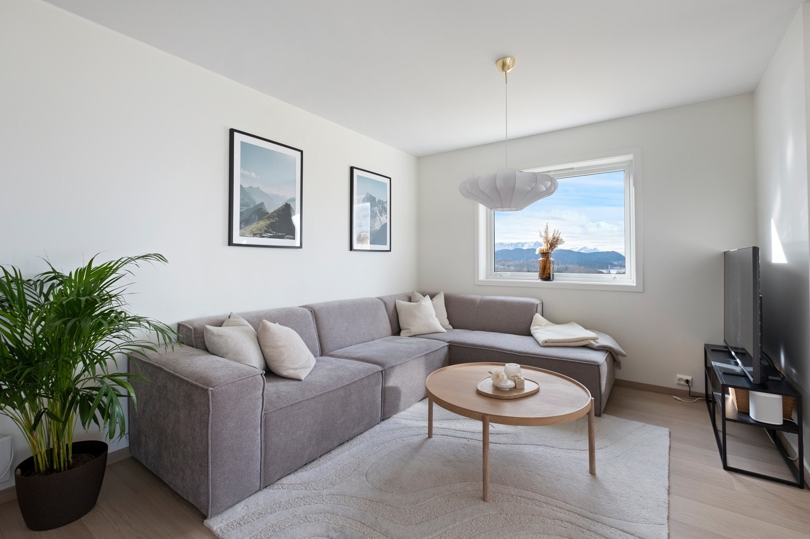 Stuen har laminatgulv og malte vegger, oppgradert i 2022. Galleribilde