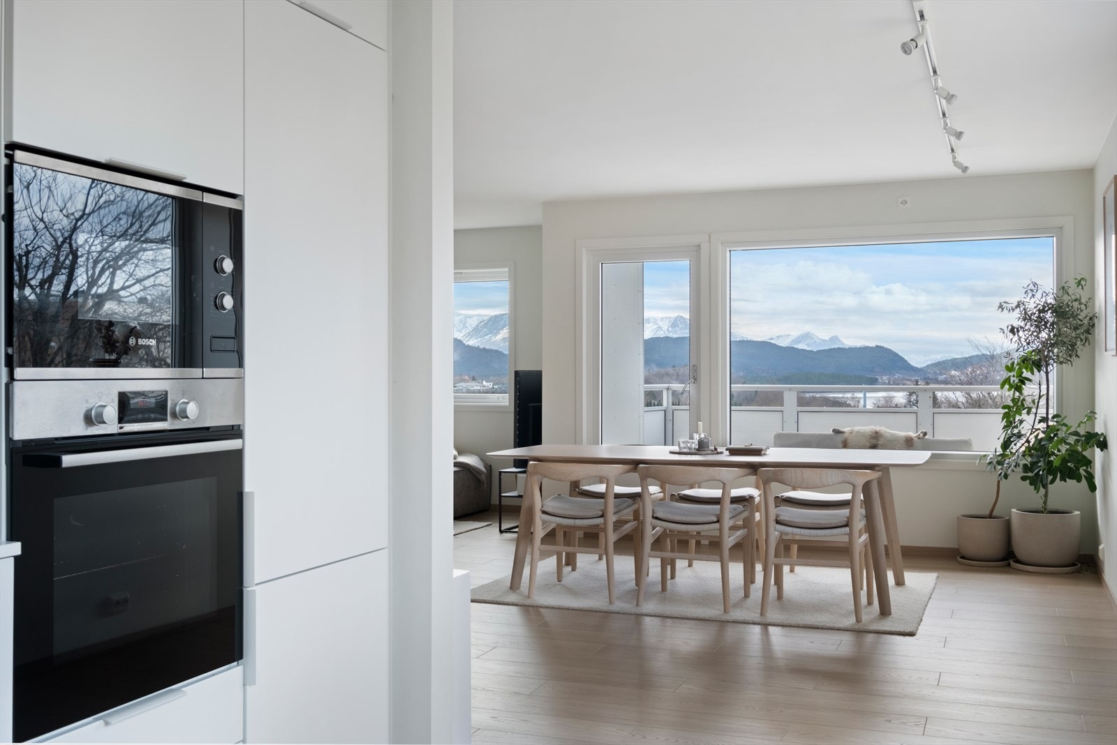 Kjøkkenet har glatte fronter og moderne innredning Galleribilde