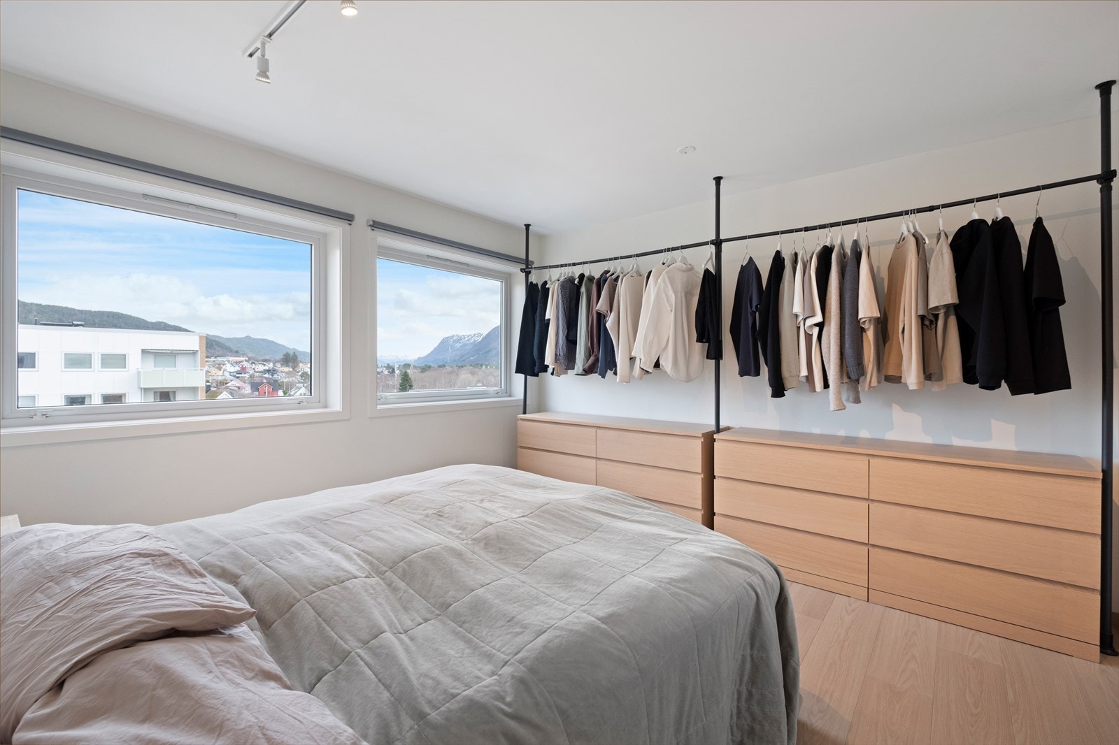 Rommet har plass til garderobeløsninger og innredning for oppbevaring. Galleribilde