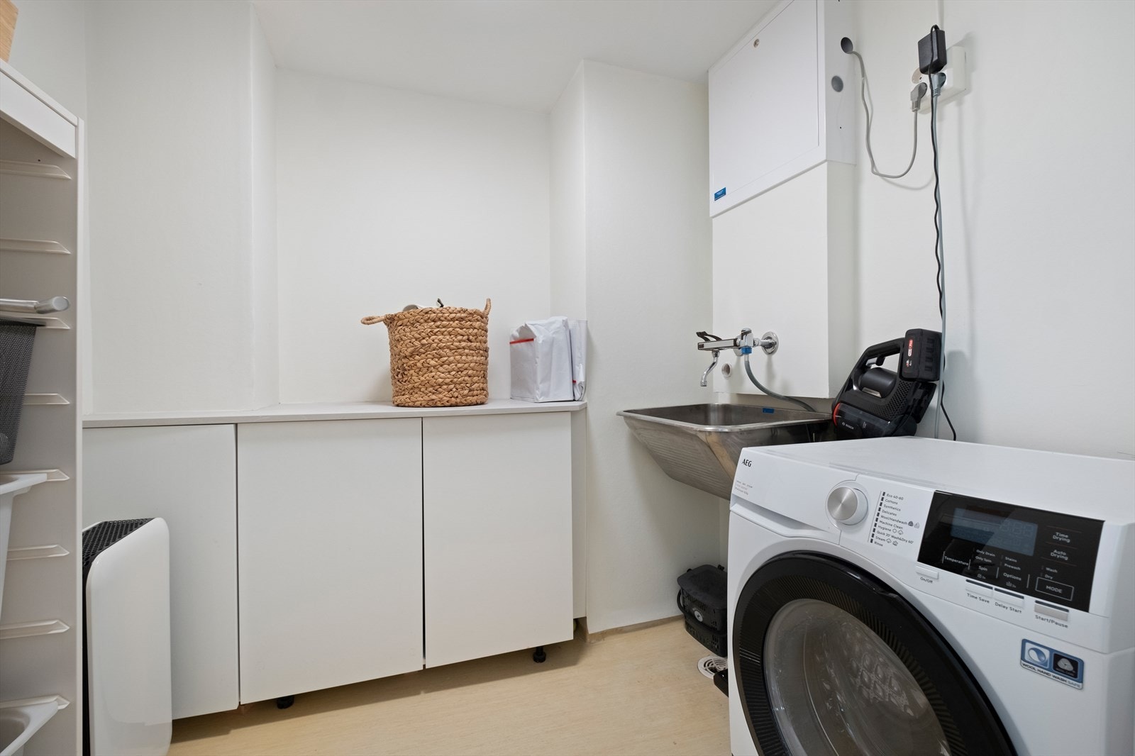 Vaskerommet er oppgradert i 2022 og har varmekabler i gulvet, samt utslagsvask og vannfordelerskap. Galleribilde