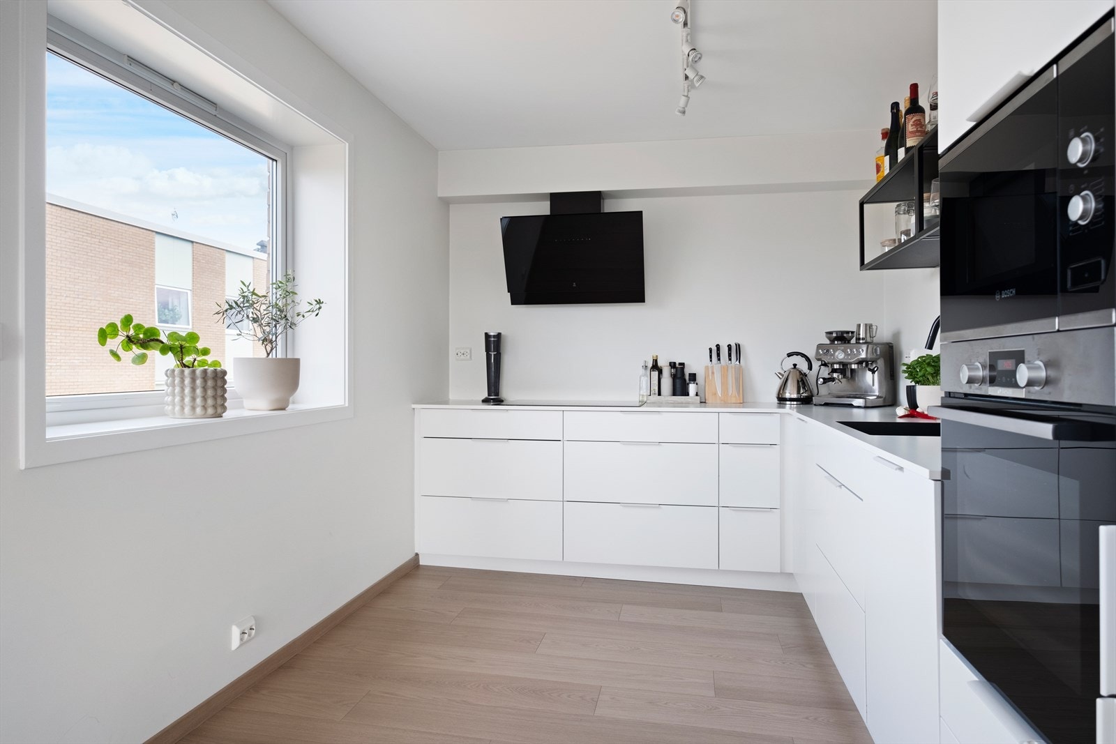 Kjøkkenet har integrerte hvitevarer og laminatbenkeplate, oppgradert i 2022. Galleribilde