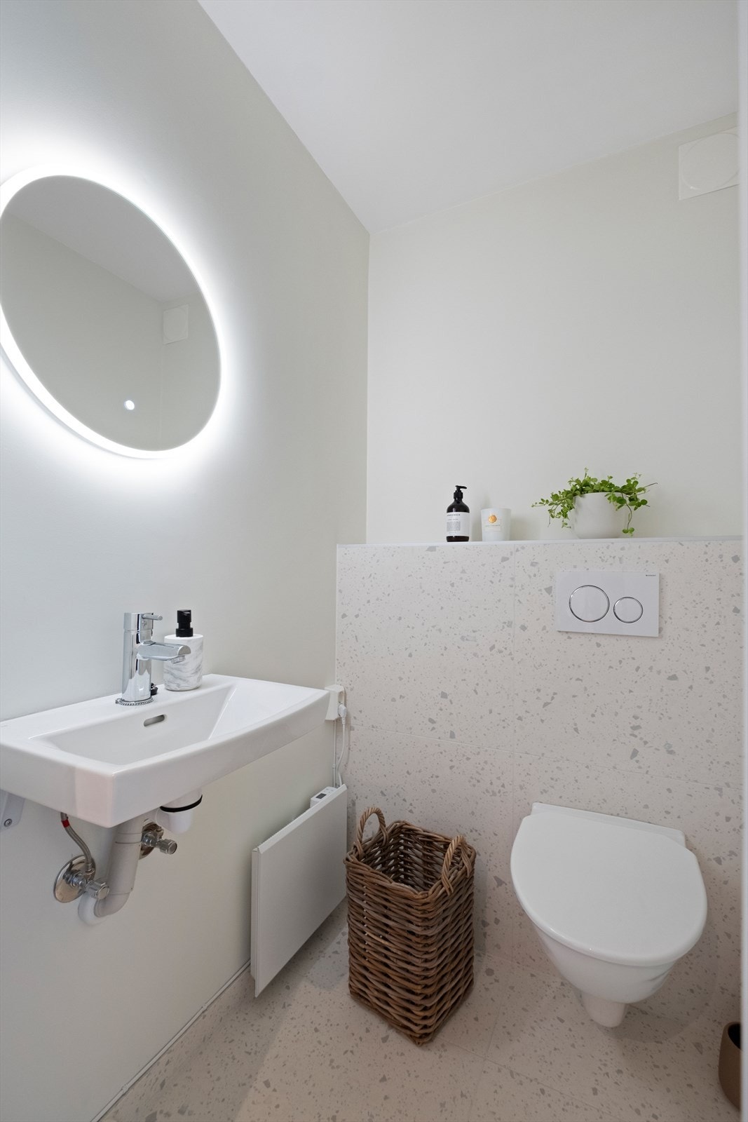 Rommet er innredet med vegghengt toalett og servant, samt naturlig ventilasjon. Galleribilde