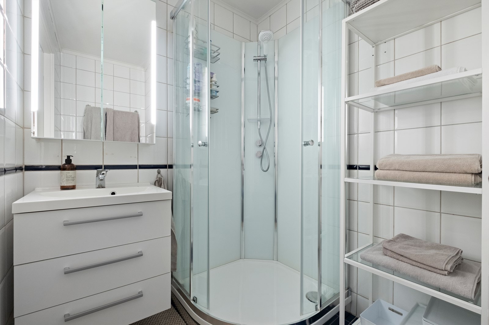 Badet har fliser på gulvet med varmekabler og fliser på veggene. Galleribilde