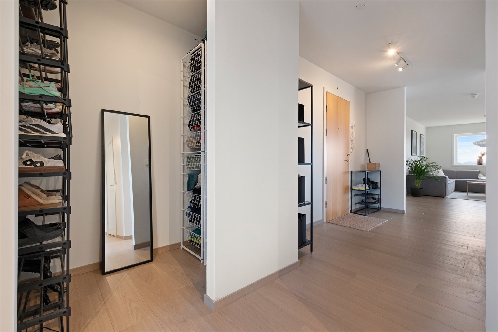 Tillaget garderobeløsing ved inngangspartiet Galleribilde