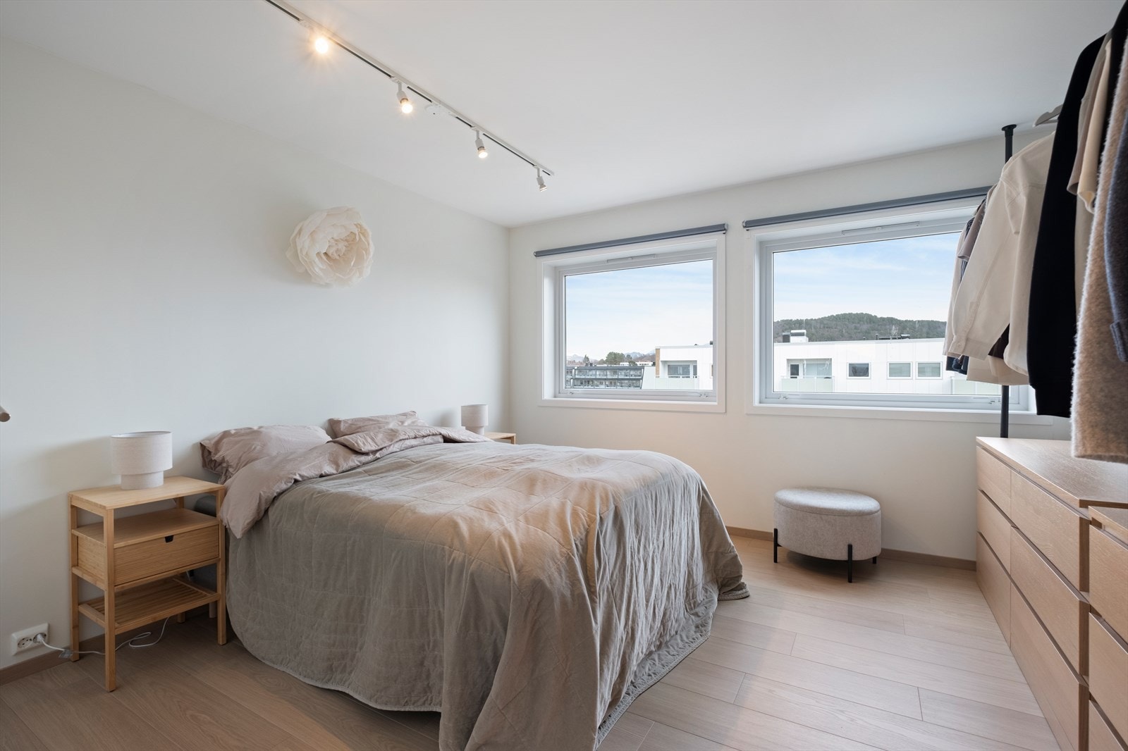 Innvendig har rommet laminatgulv og malte vegg- og takflater, oppgradert i 2022. Galleribilde