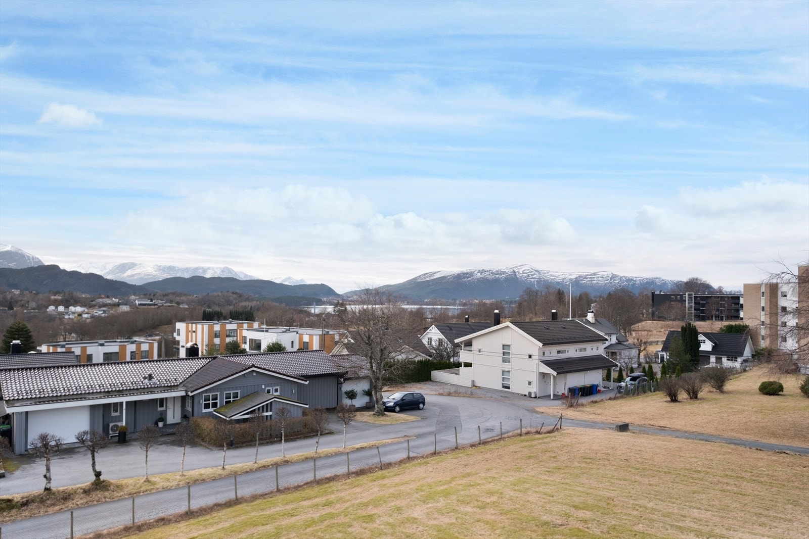 Området består av blokkbebyggelse og eneboliger, med kort avstand til dagligvarebutikker og skoler. Galleribilde