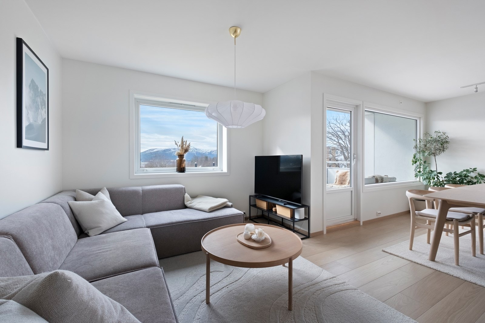 Store vinduer i stuen gir godt lysinnslipp og utsikt til omgivelsene. Galleribilde