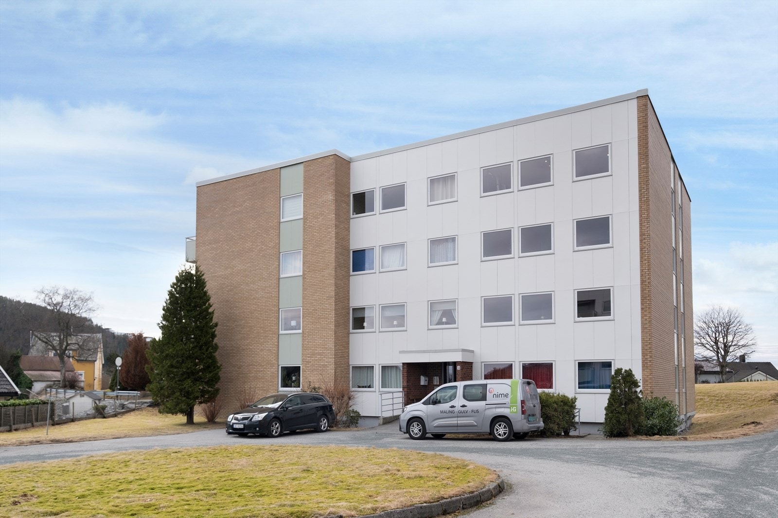 Eiendommen ligger i et etablert nabolag med nærhet til fasiliteter, inkludert kollektivtransport og dagligvarebutikker. Galleribilde