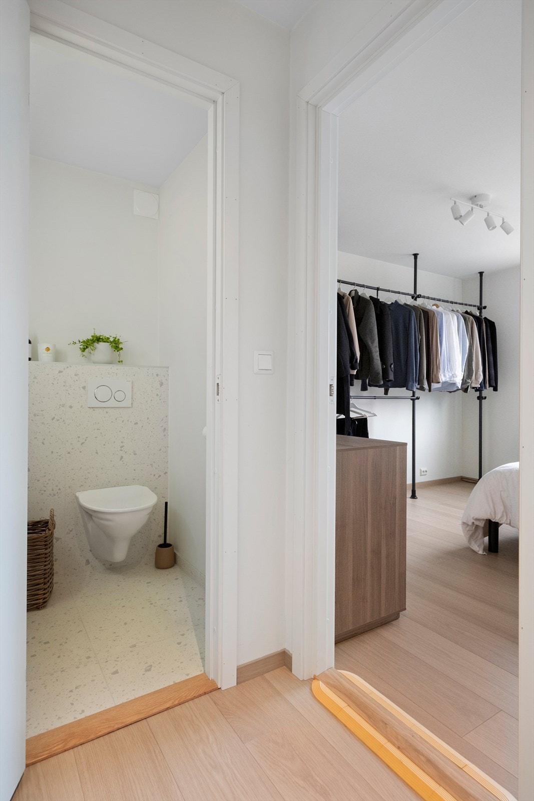 Toalettrommet har flislagt gulv og vegghengt toalett. Galleribilde