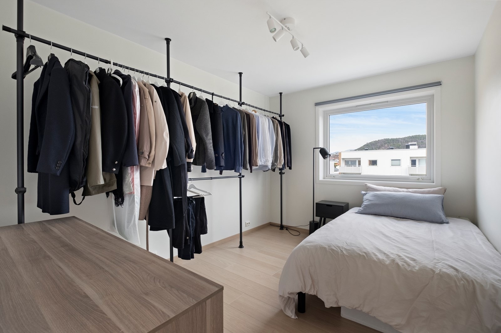 Soverommet har laminatgulv og malte vegger, med plass til seng og oppbevaring. Galleribilde