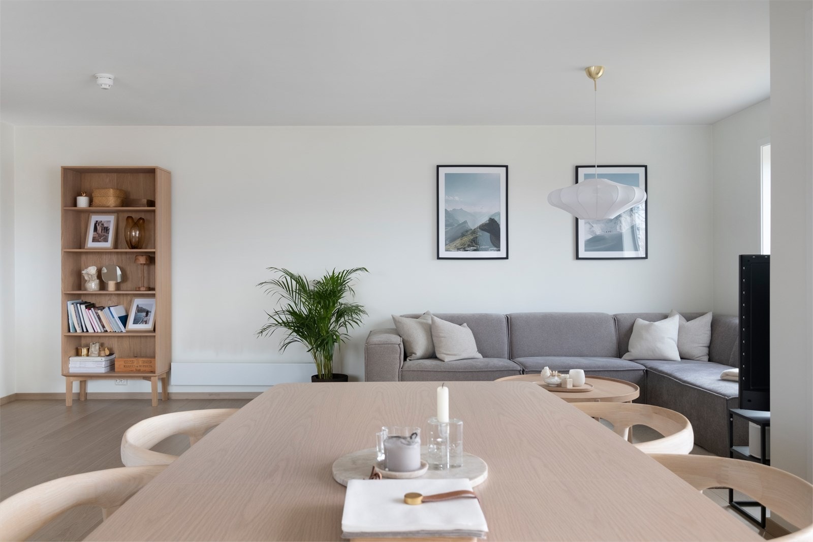 Plass til spisebord i stuen gir en praktisk løsning for måltider og sosialt samvær. Galleribilde