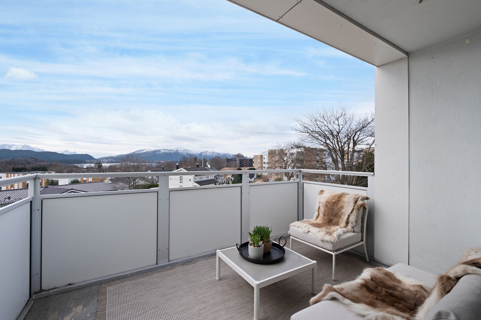 Balkongen er av betong med rekkverk av stål og fasadeplater. Galleribilde