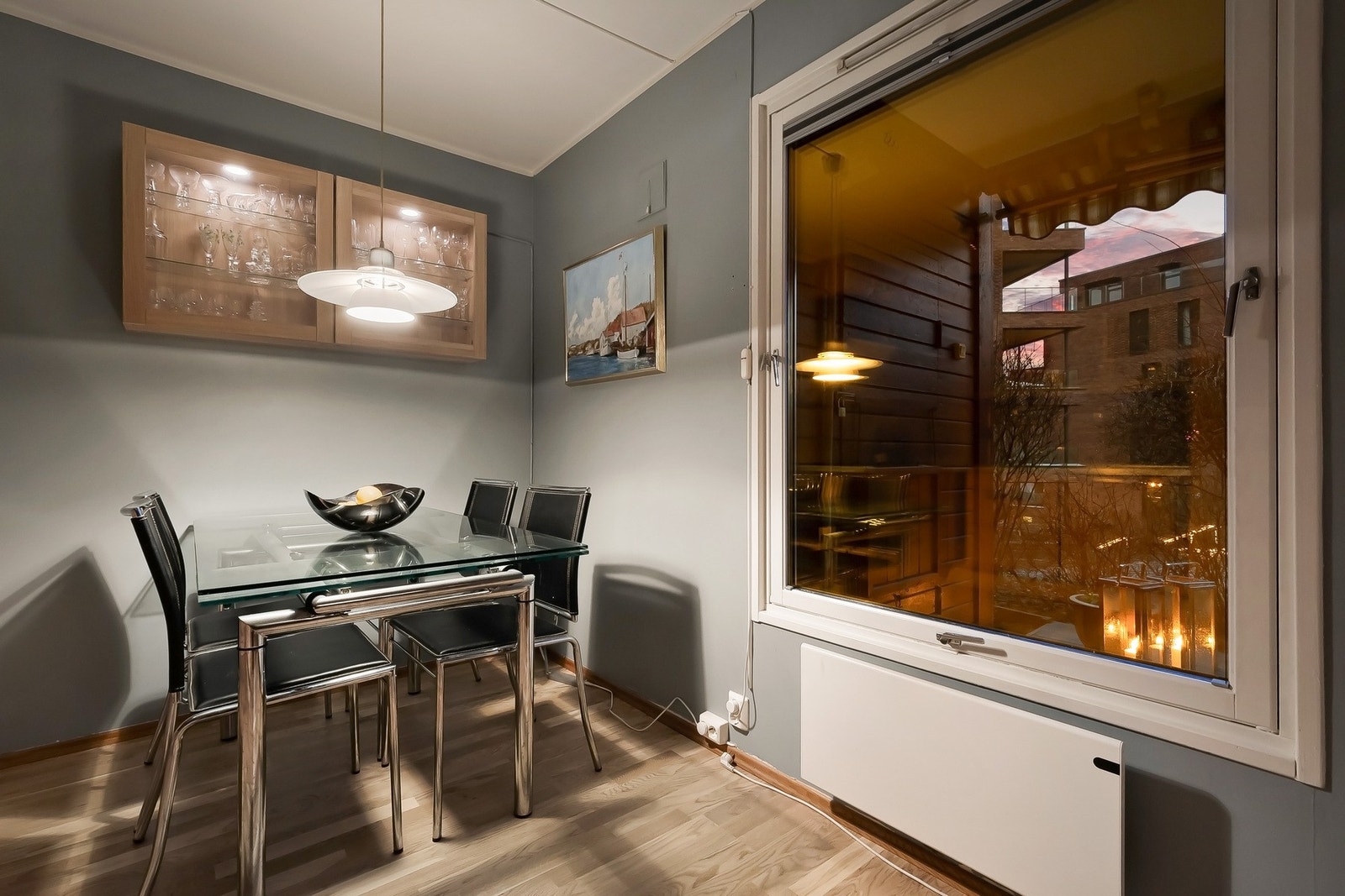 Her ligger alt til rette for hyggelige kvelder ved kjøkkenbordet. Galleribilde