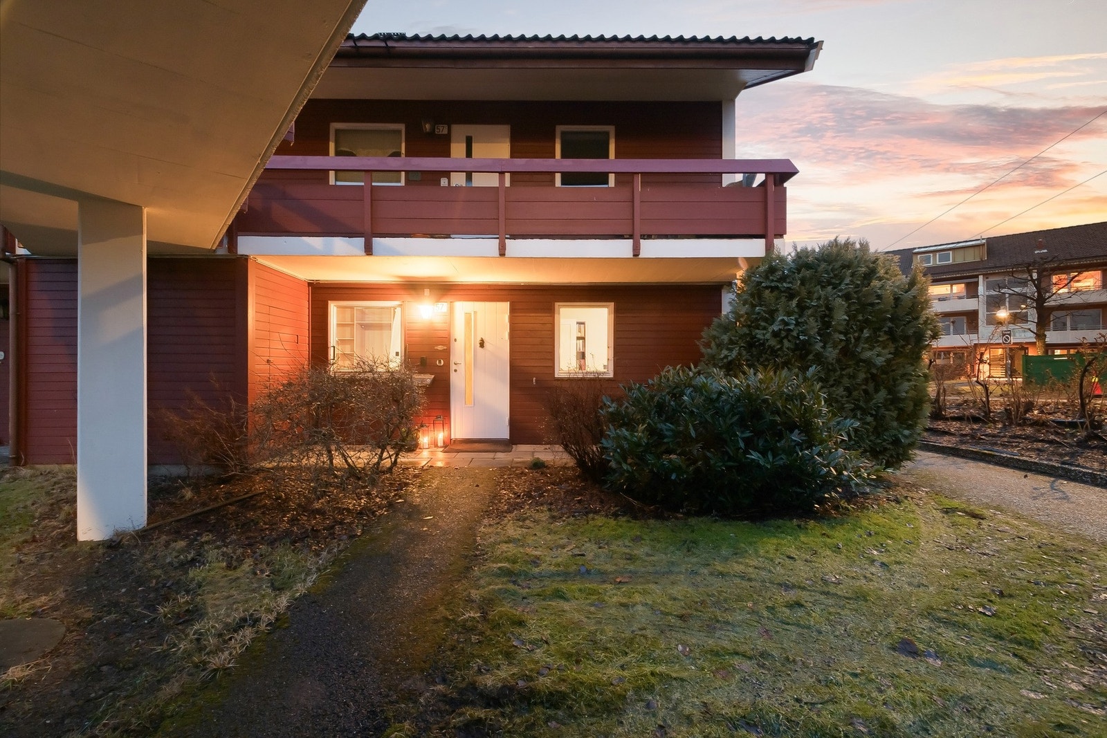 Stemningsfullt kveldsbilde av inngangspartiet. Galleribilde