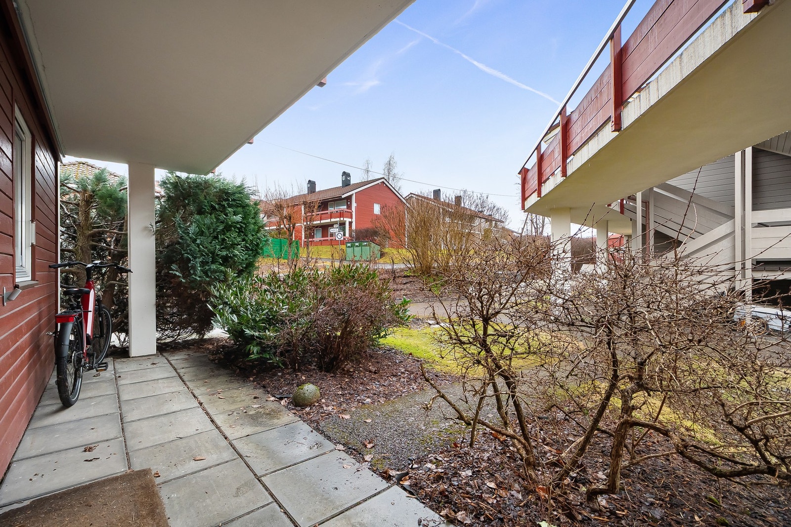 Rolige omgivelser med grøntarealer rett utenfor boligen. Galleribilde