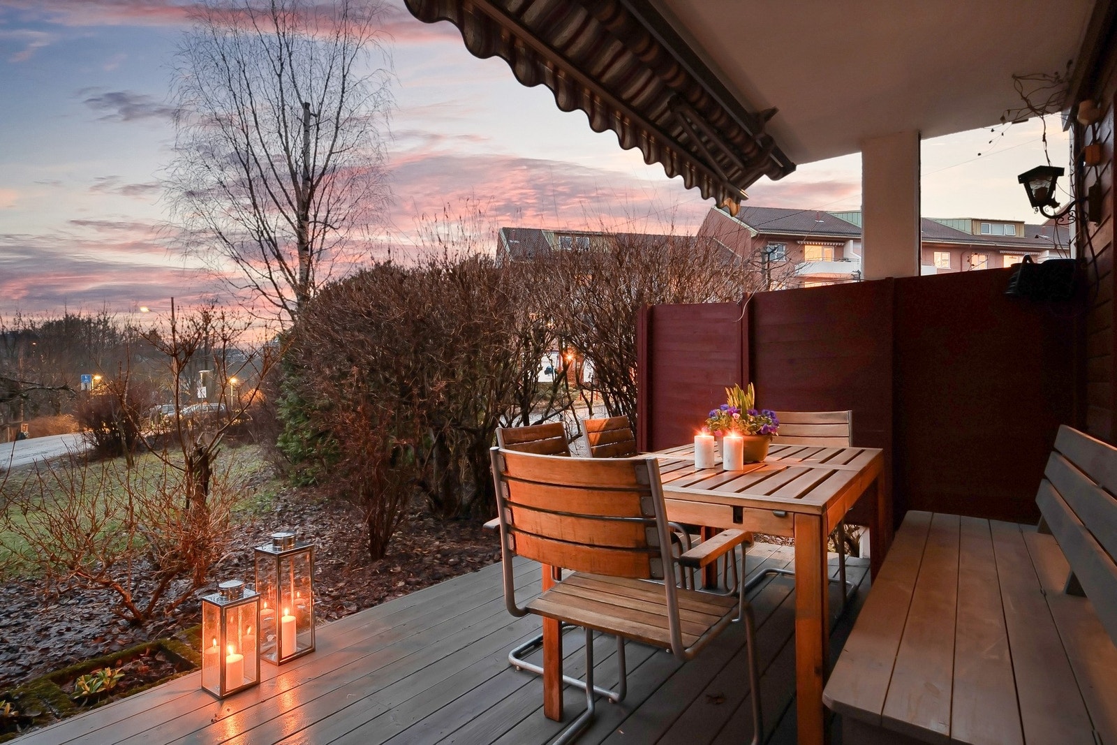 Nyt lune kvelder på terrassen med stemningsfull belysning og rolig atmosfære! Galleribilde