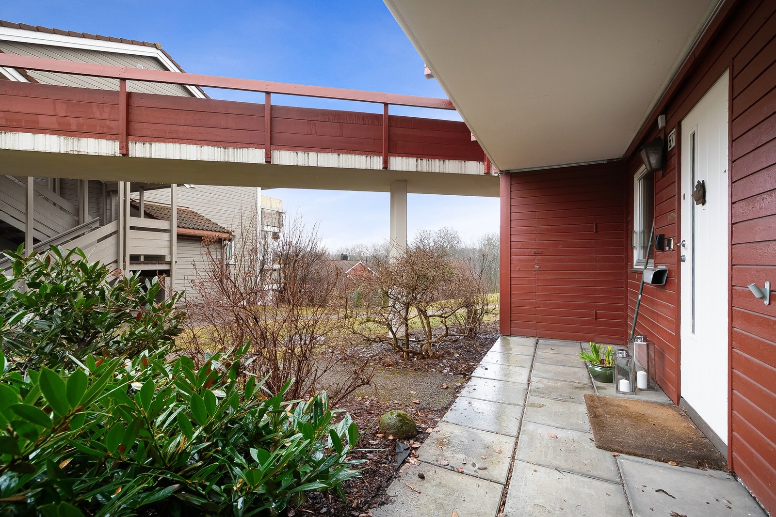 Hyggelig inngangsparti med egen, privat adkomst. Galleribilde