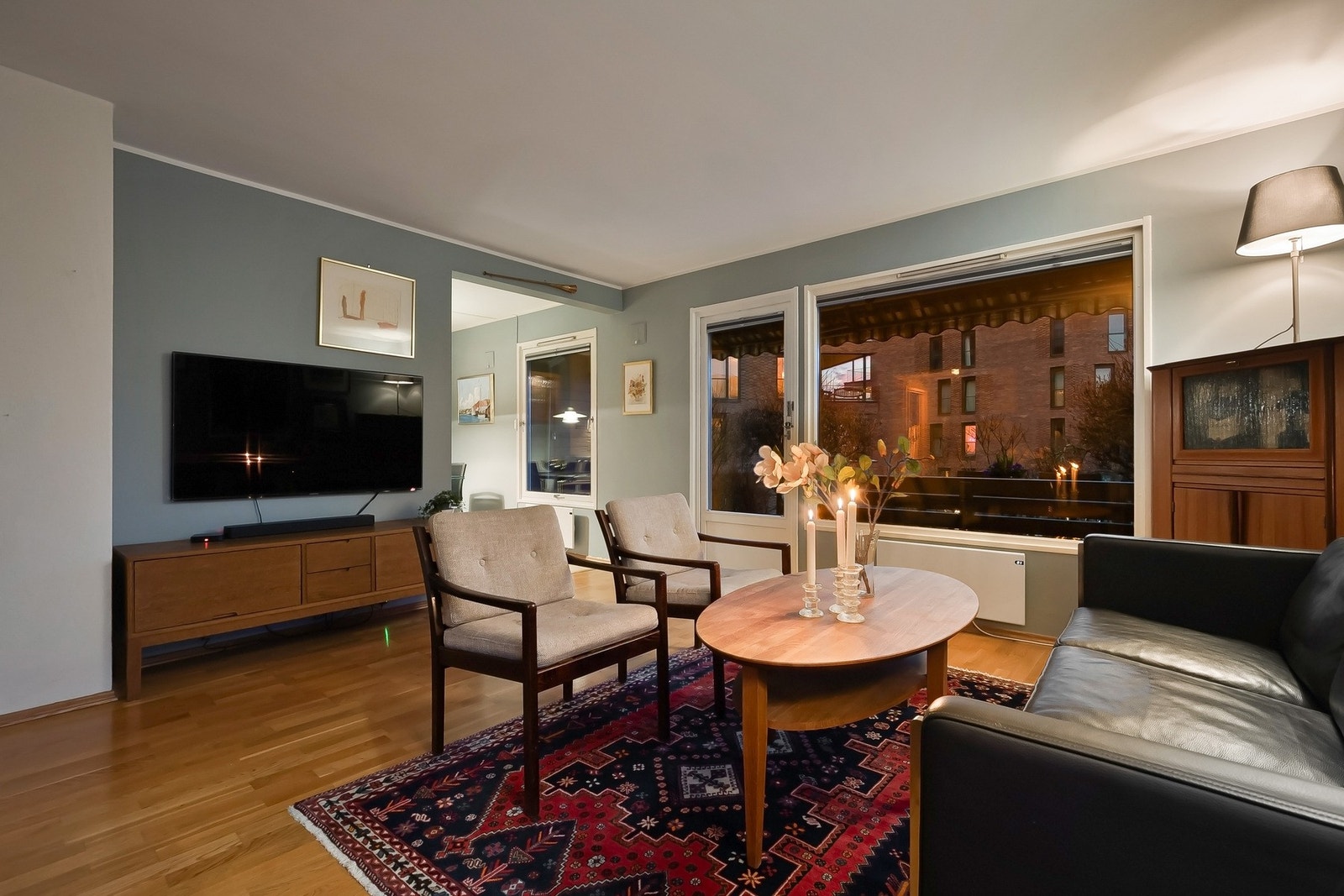 Behagelig kveldsstemning i stuen. Galleribilde