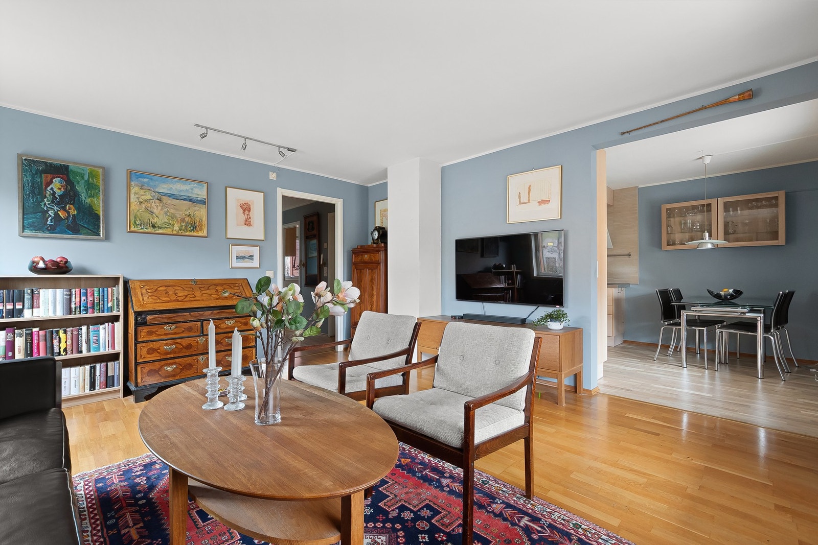 Romslig stue med svært gode møbleringsmuligheter. Galleribilde