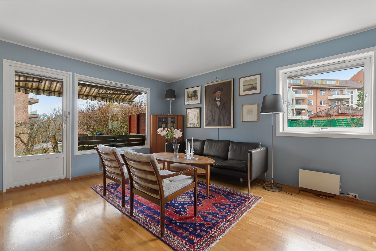 En lys, gjennomgående og praktisk 3-roms endeleilighet med god romfølelse og behagelig lysinnslipp fra flere sider! Galleribilde