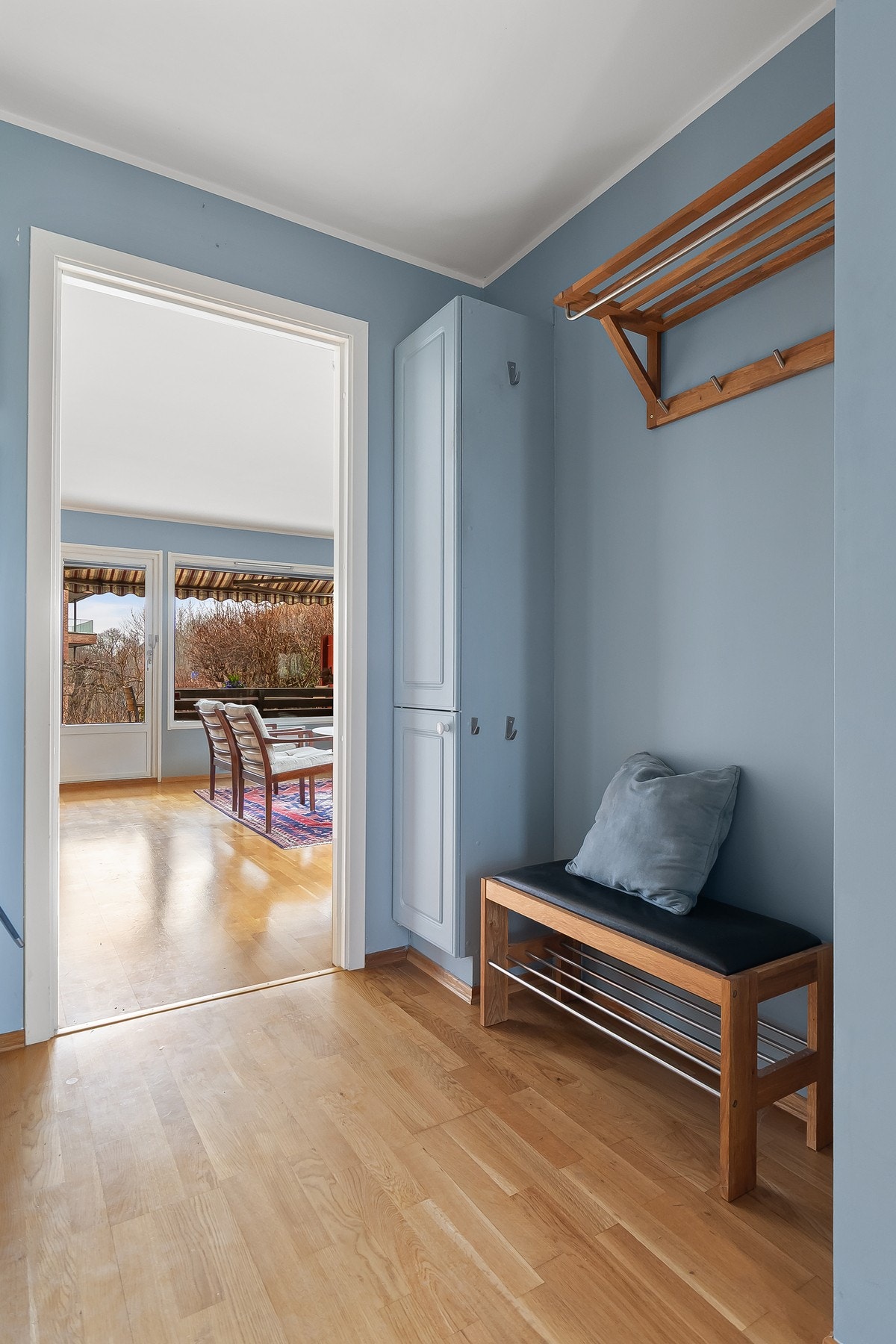 Entré med garderobeskap, sittebenk og oppheng for yttertøy. Galleribilde