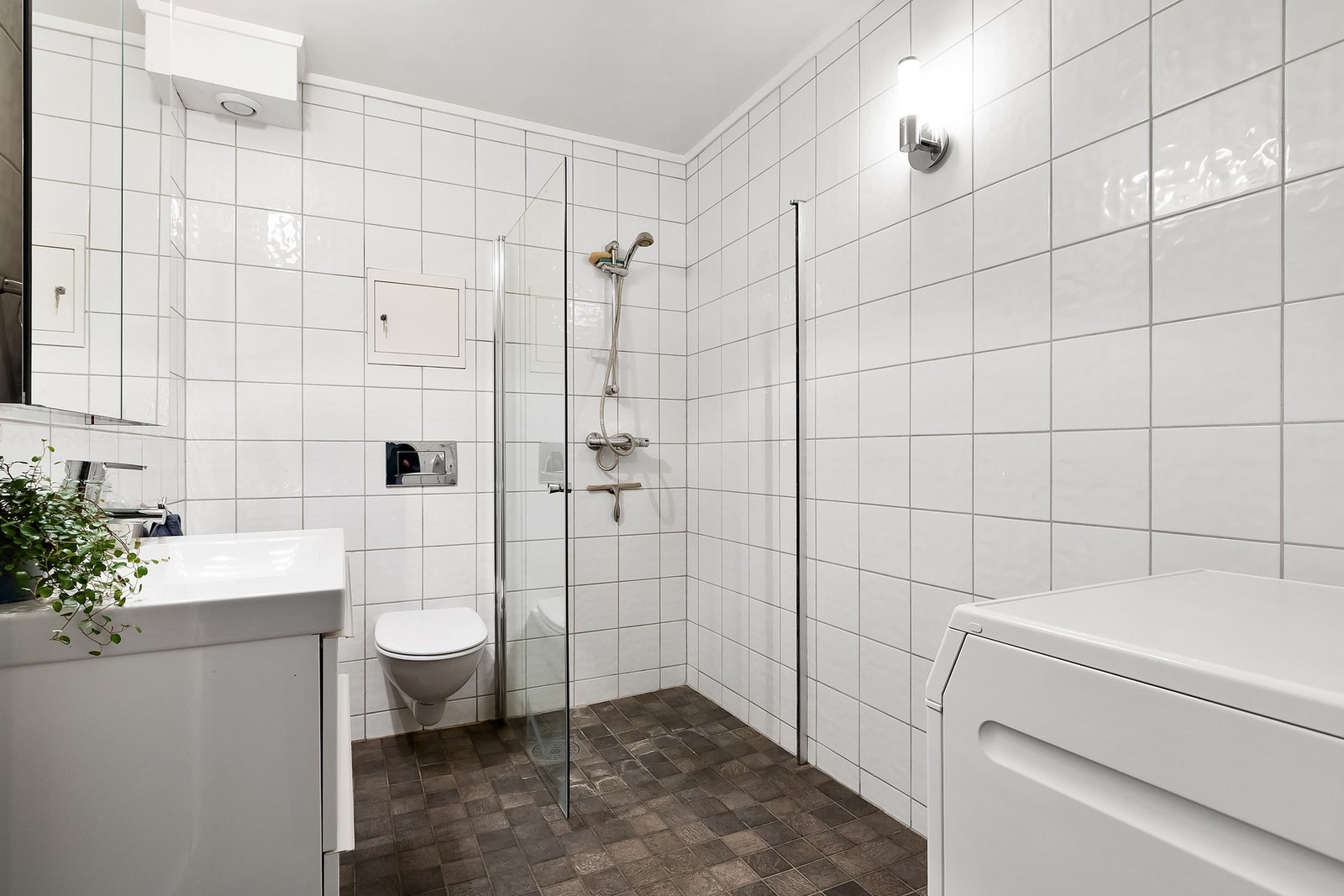 Romslig, flislagt bad fra 2010 med varmekabler i gulv. Galleribilde