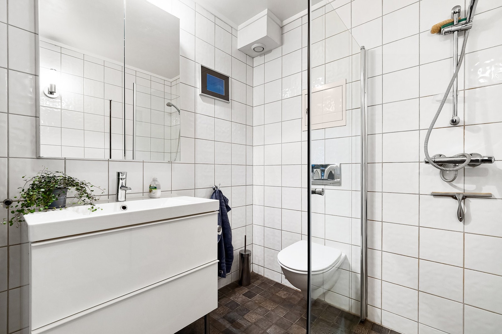 Bad med dusjløsning og tidsriktig innredning. Galleribilde