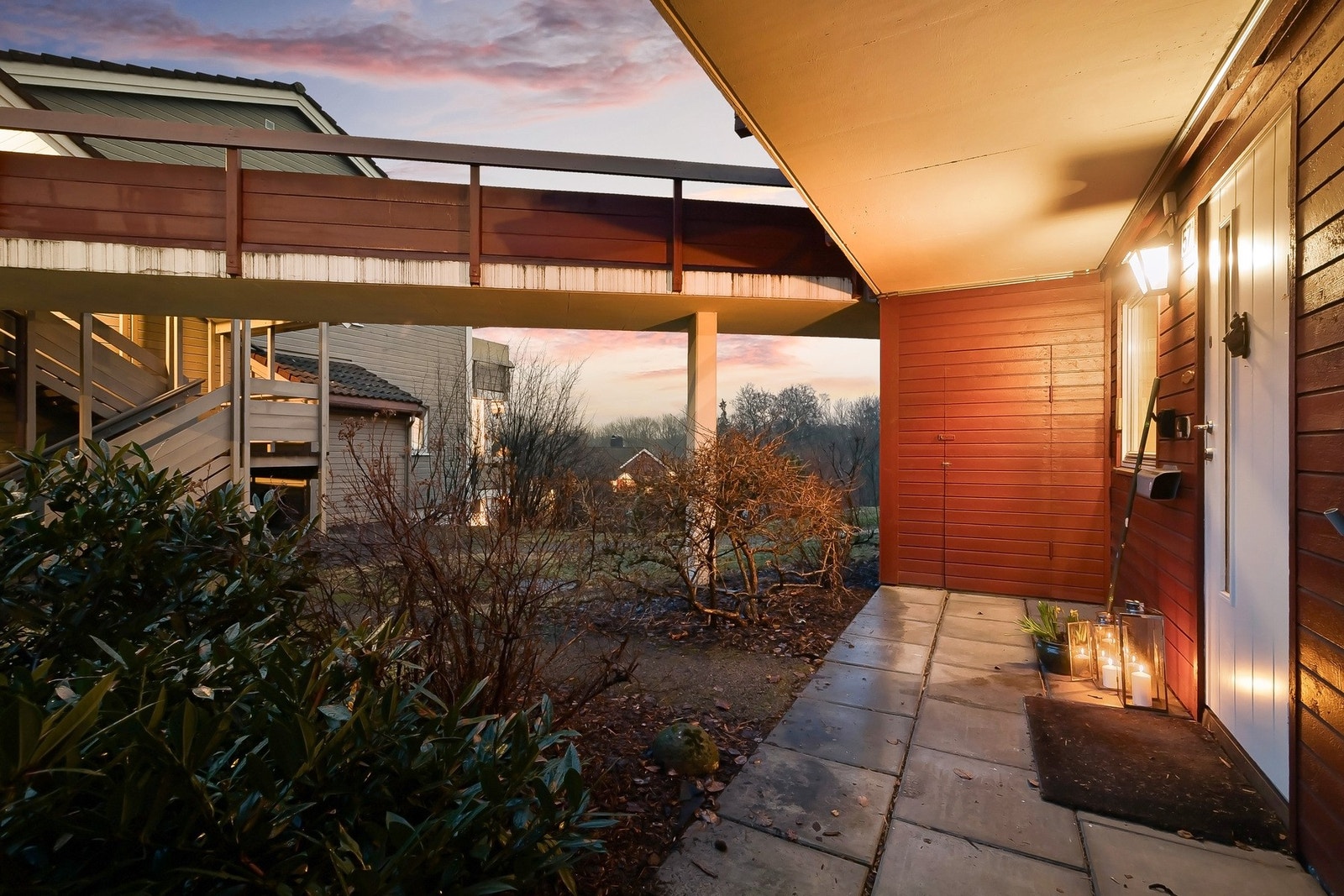 Lunt og innbydende inngangsparti på kveldstid. Galleribilde