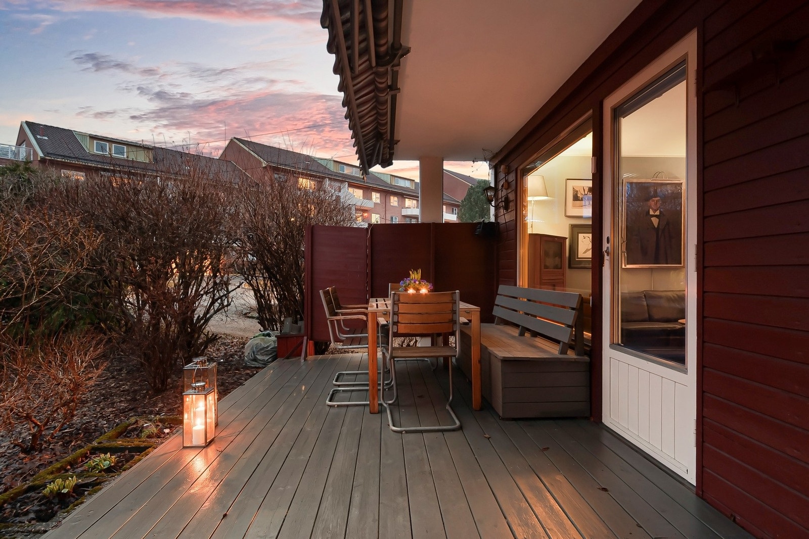 Herlig kveldsstemning på terrassen, perfekt for sene sommerkvelder. Galleribilde