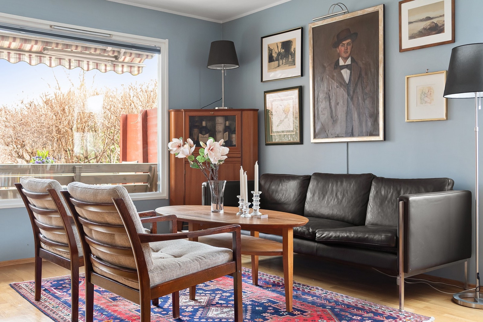 Trivelig stue med store vindusflater som slipper inn rikelig med naturlig lys skaper en behagelig atmosfære. Galleribilde