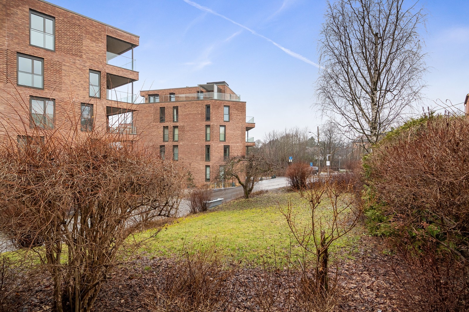 Trivelig bomiljø med grønne fellesarealer og moderne bebyggelse. Galleribilde