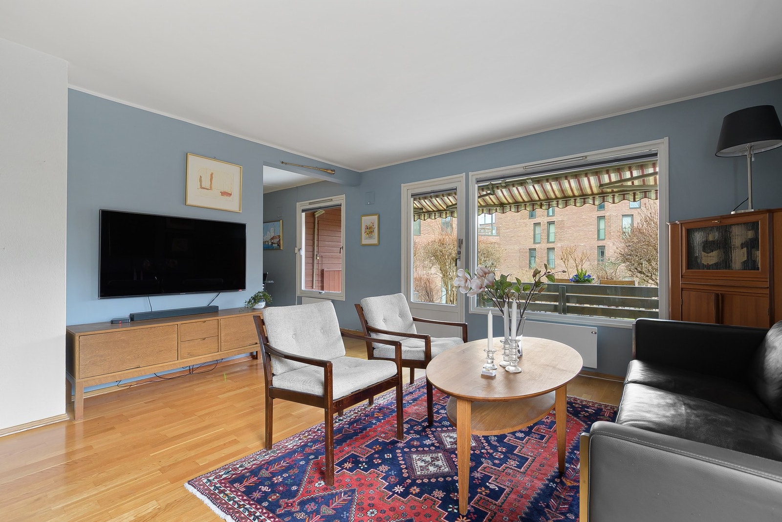 Det er god plass til sofaseksjon, medievegg og annet ønsket møblement. Galleribilde