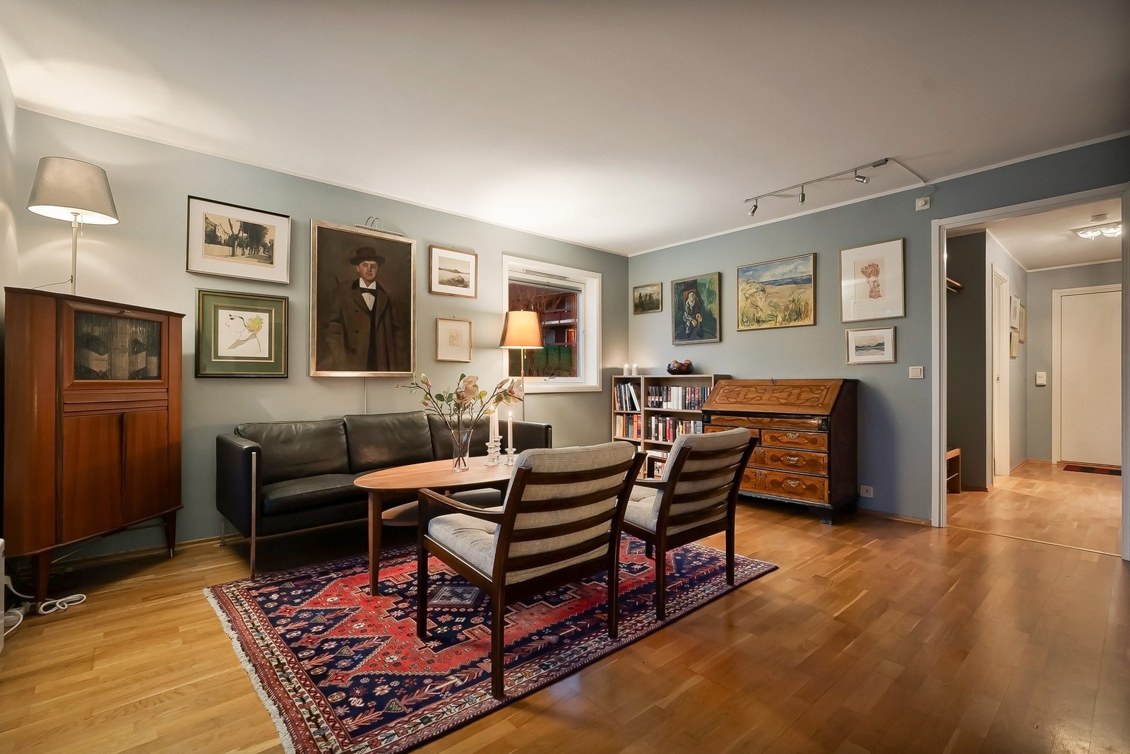 Behagelig stue med en flott kveldssstemning. Galleribilde