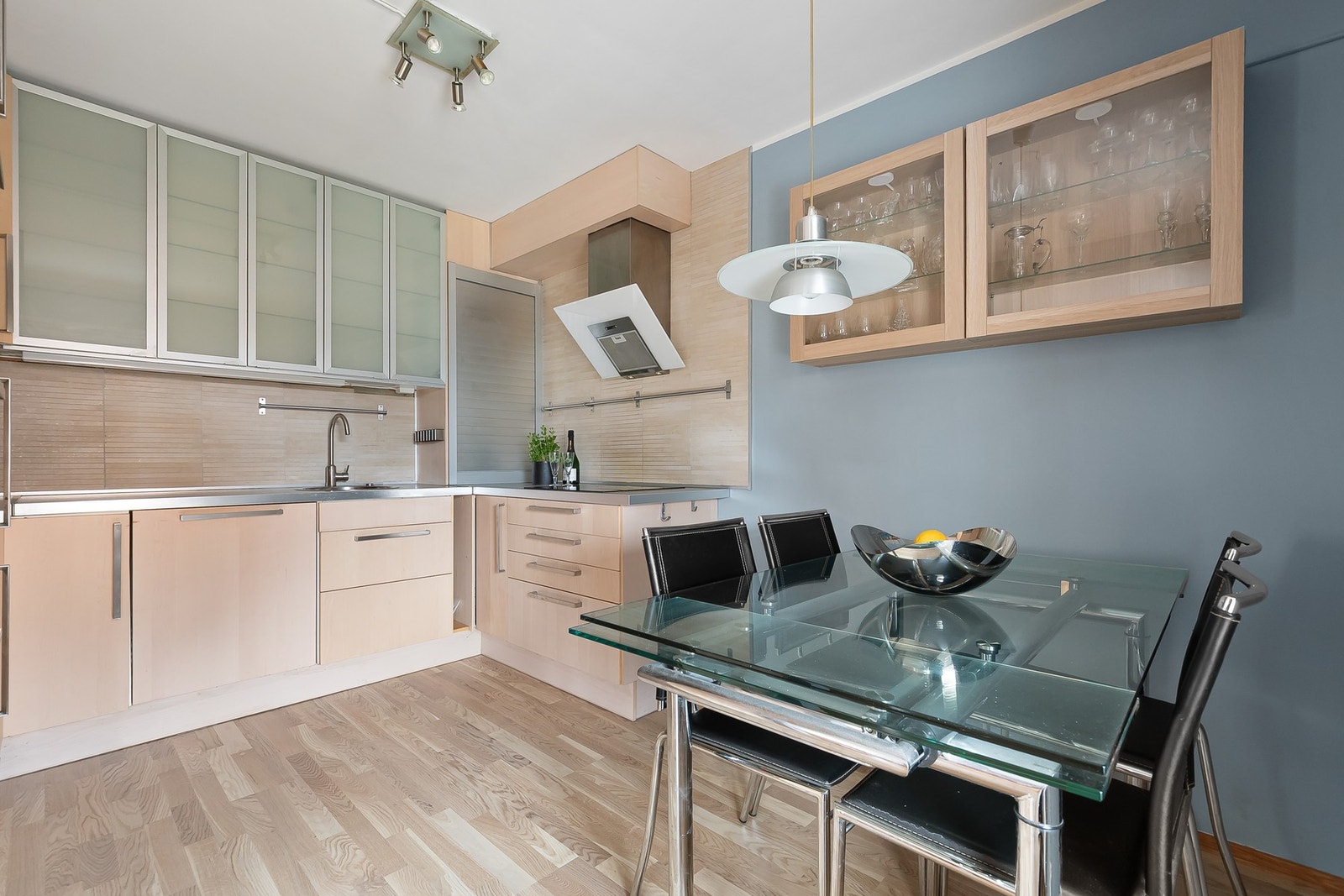 Det er god plass til spisegruppe ved kjøkkenet. Galleribilde