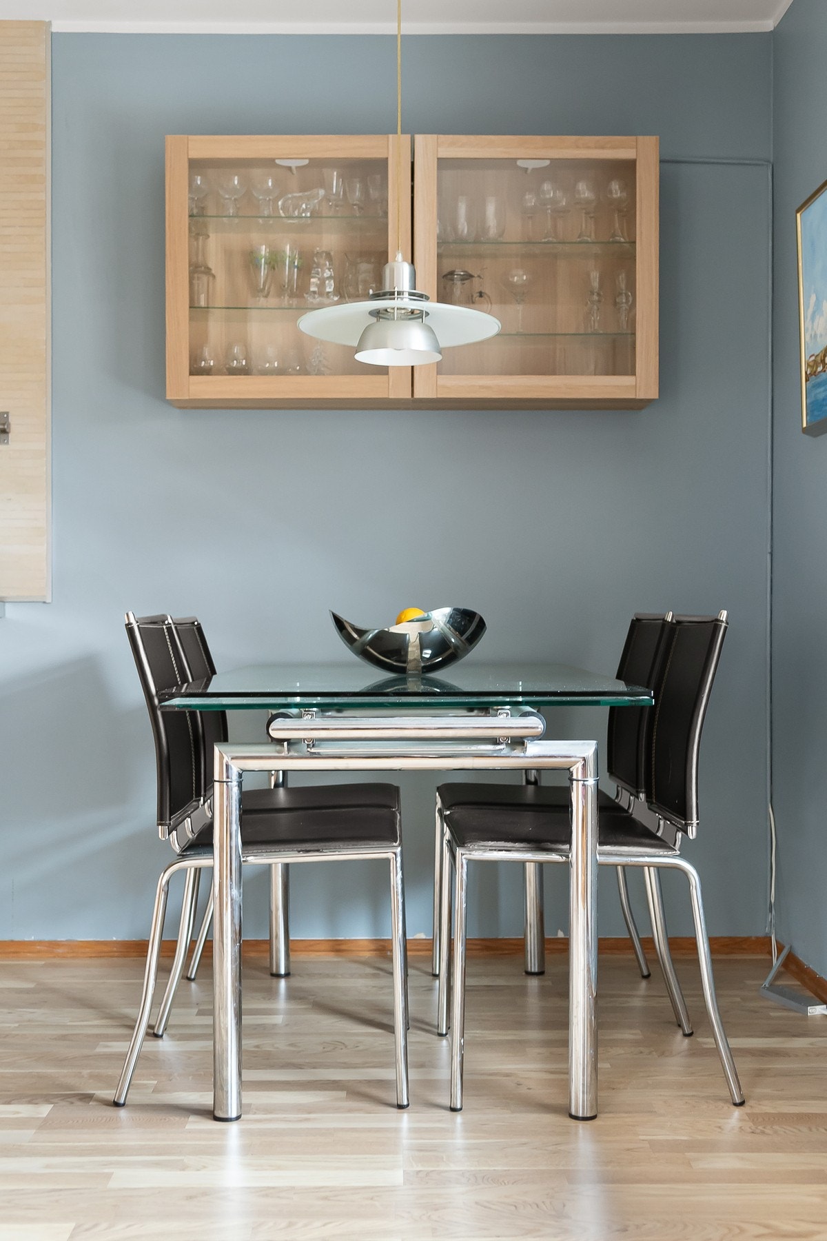 Romslig kjøkken med fleksibel plass til større spisebord. Galleribilde