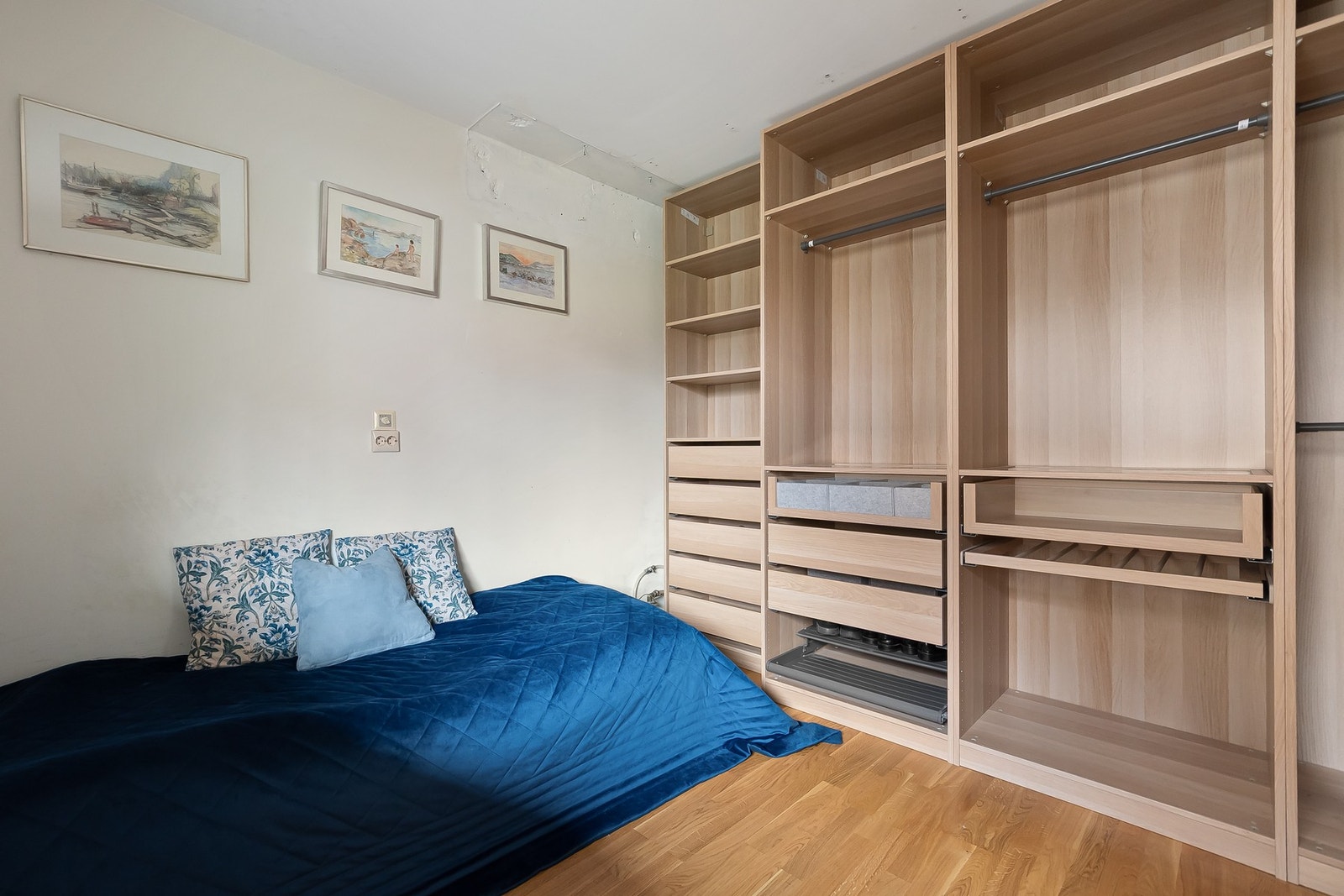 Soverom med plass til dobbeltseng og god garderobeløsning. Galleribilde