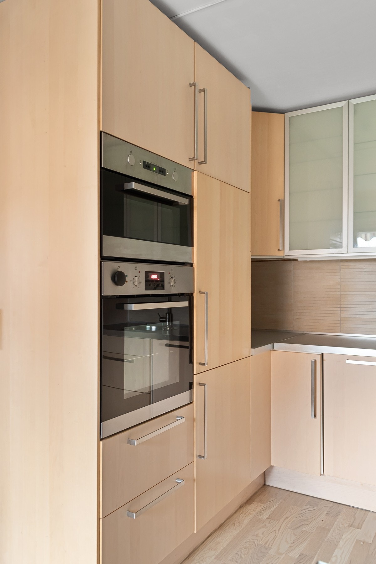 Kjøkkenet har integrert platetopp, stekeovn, mikroovn, oppvaskmaskin og kjøl -/fryseskap. Galleribilde