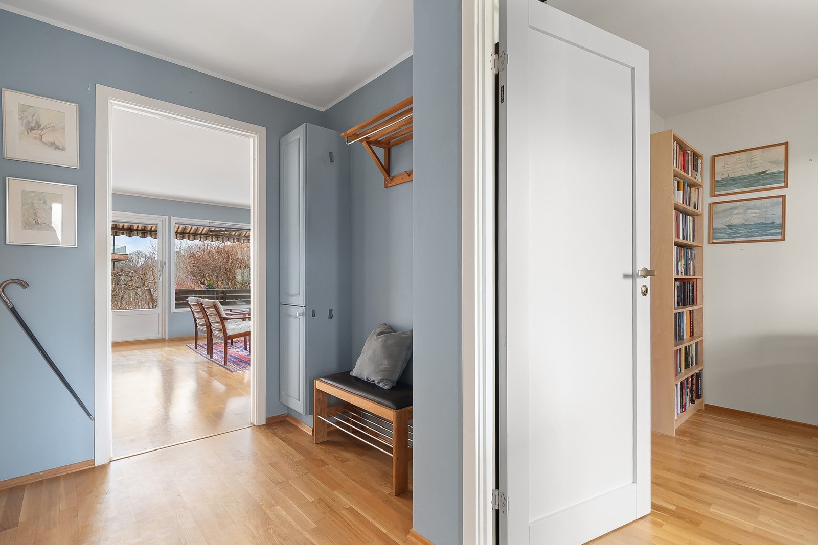 Lys entré med naturlig adkomst til resten av boligen. Galleribilde