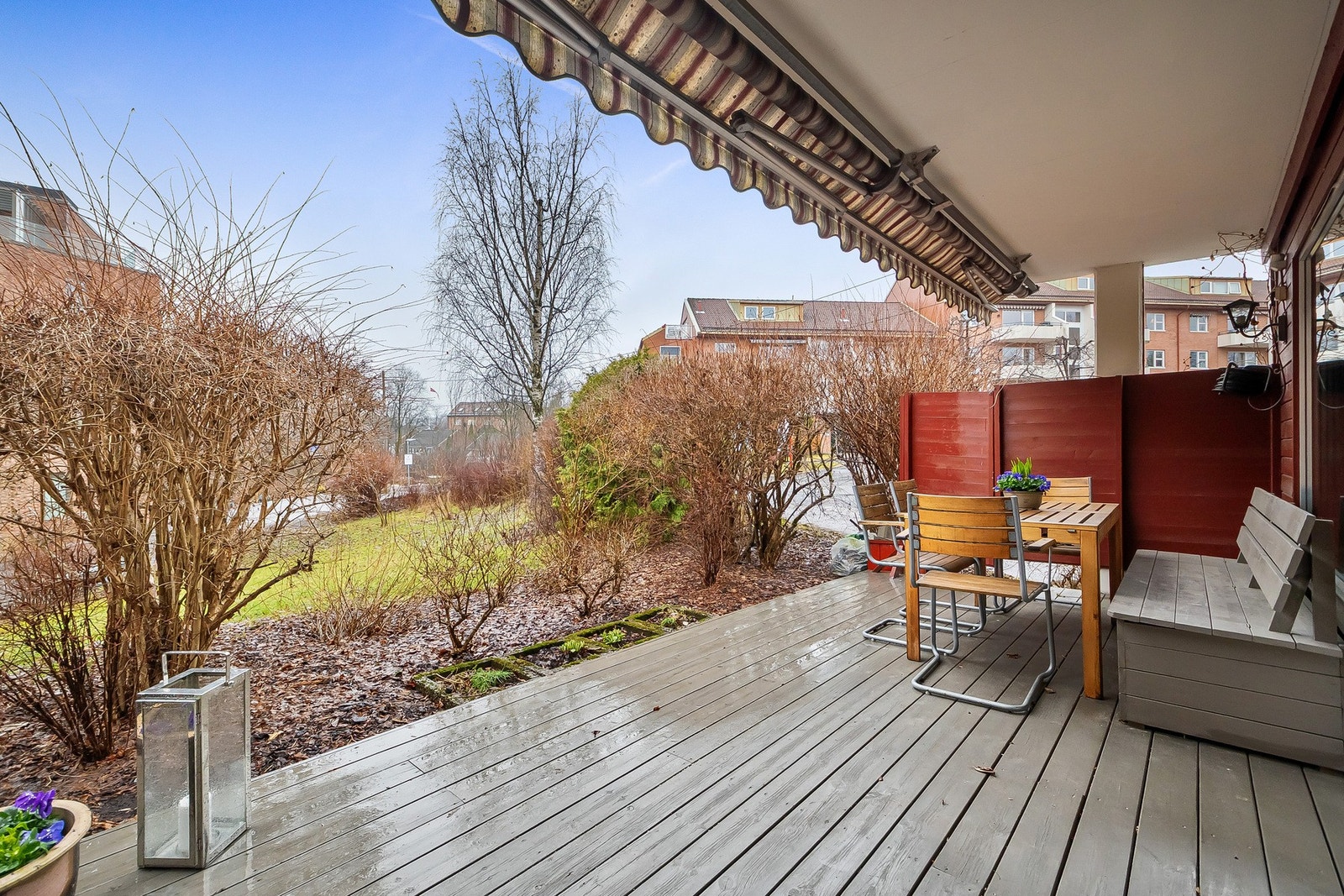 Solrik og skjermet markterrasse i rolige og hyggelige omgivelser. Galleribilde