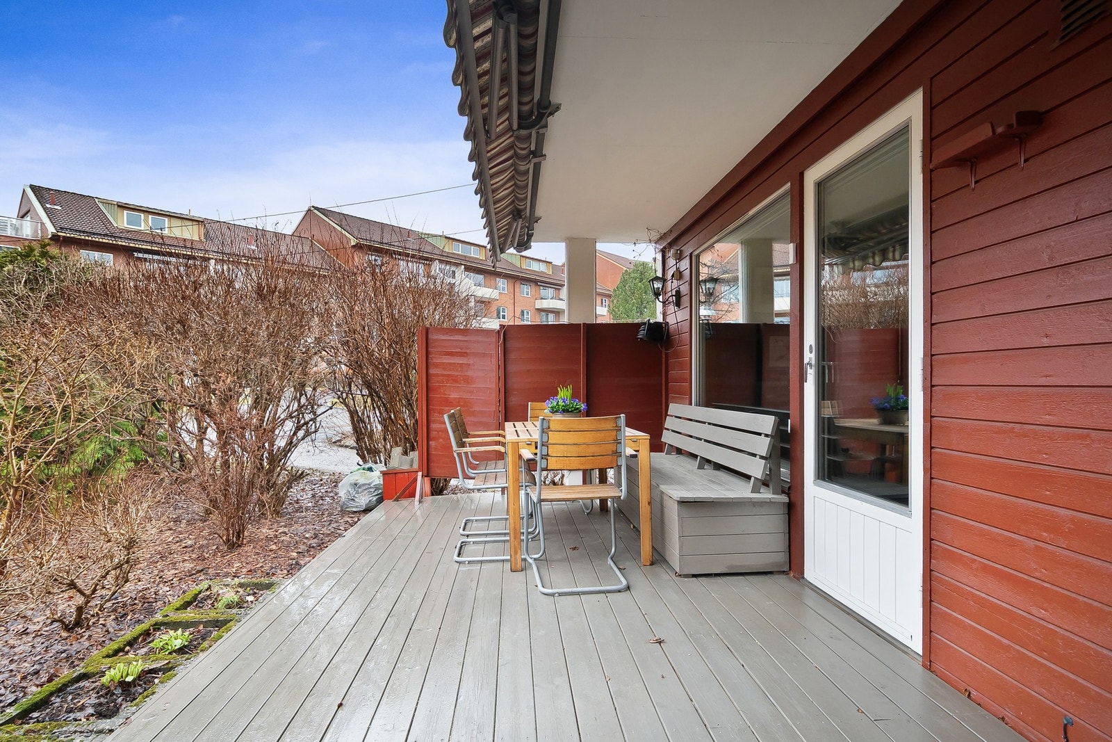 Fra stuen er det direkte adkomst til en solrik, sydvendt markterrasse på ca. 15 kvm. Galleribilde