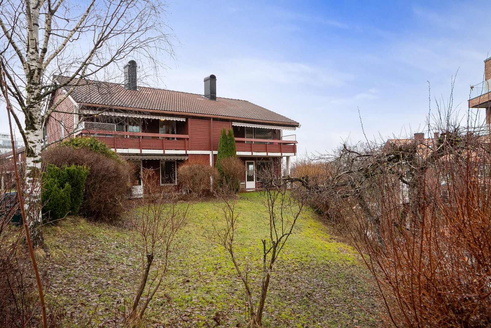 Romslige grøntarealer rett utenfor boligen. Galleribilde