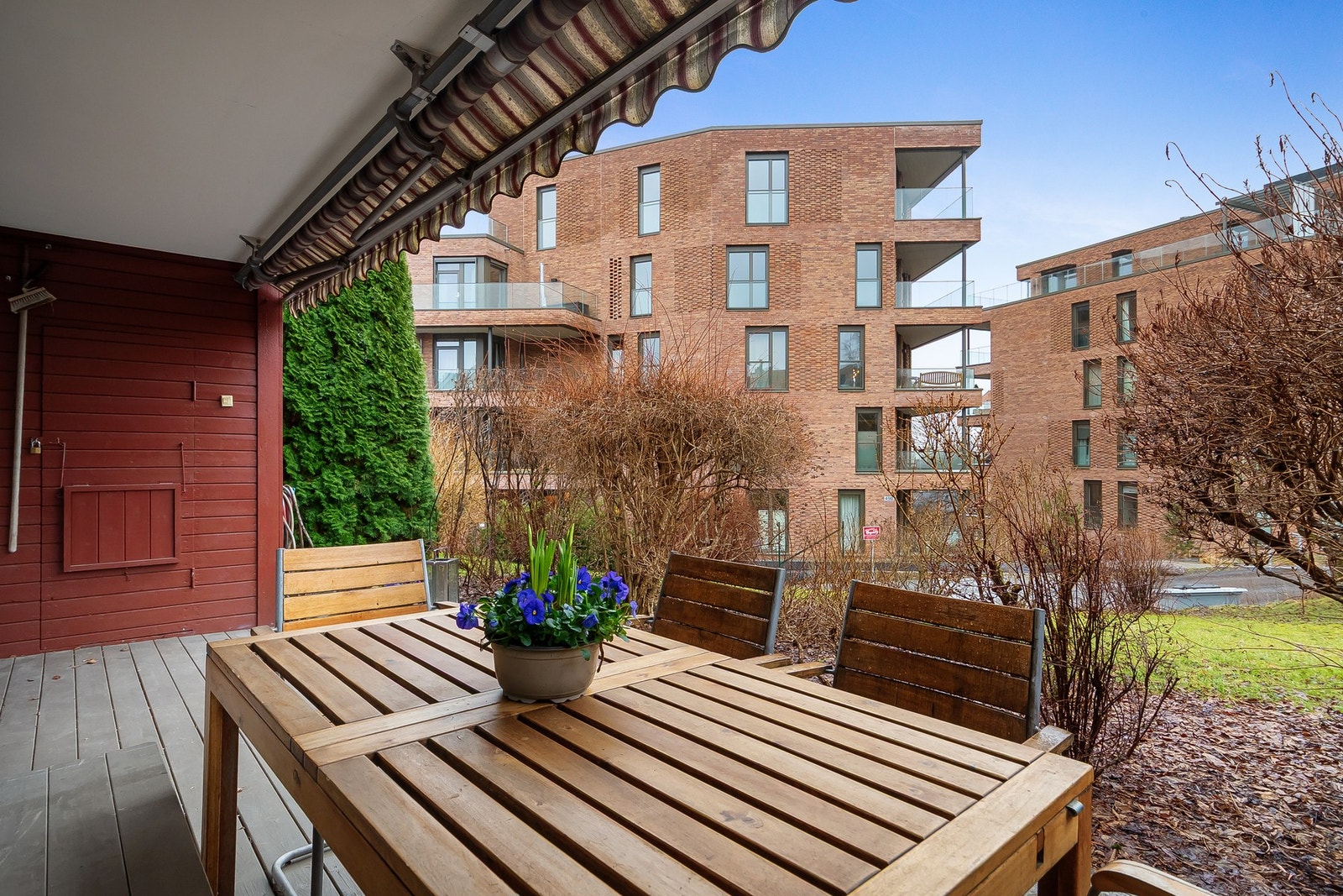 Terrassen har tilhørende bod med god lagringsplass. Galleribilde