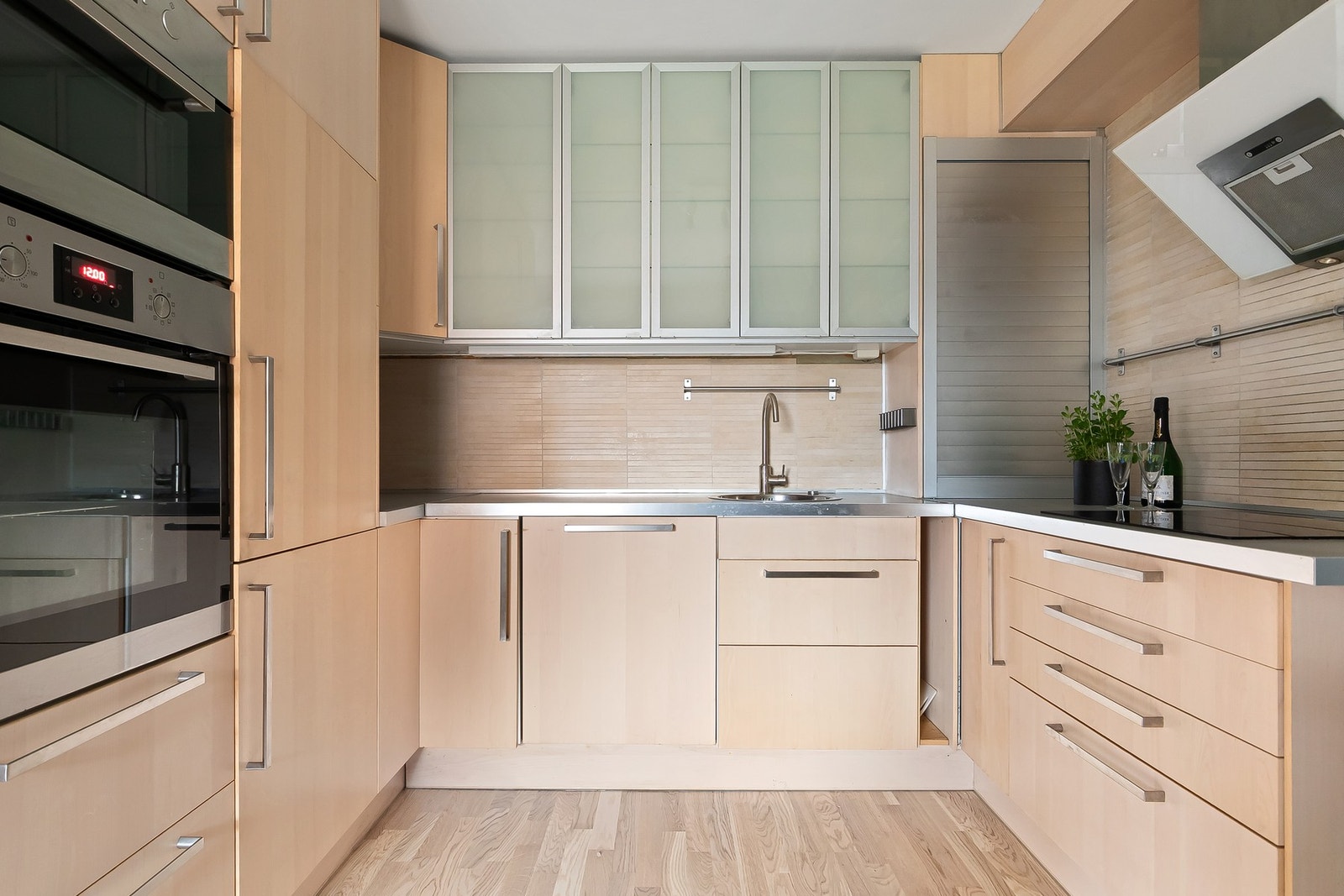 Velholdt og pent kjøkken med praktisk utforming og god lagringsplass. Galleribilde