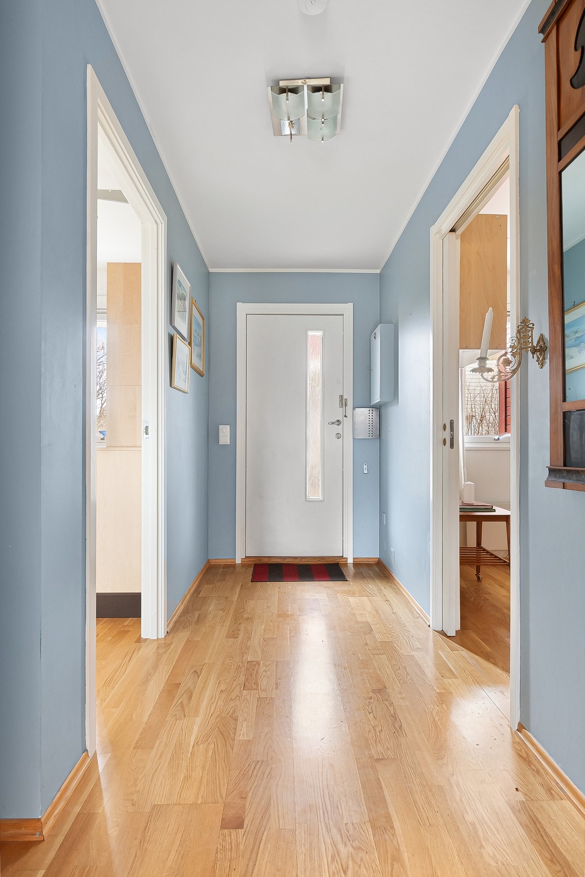 Fin entré som binder boligen sammen og gir en god helhetsfølelse. Galleribilde