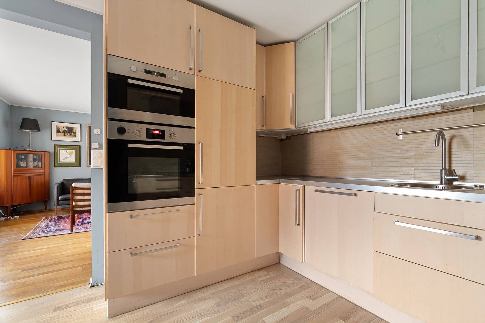 Romslig og delikat kjøkken med god skap- og benkeplass. Galleribilde