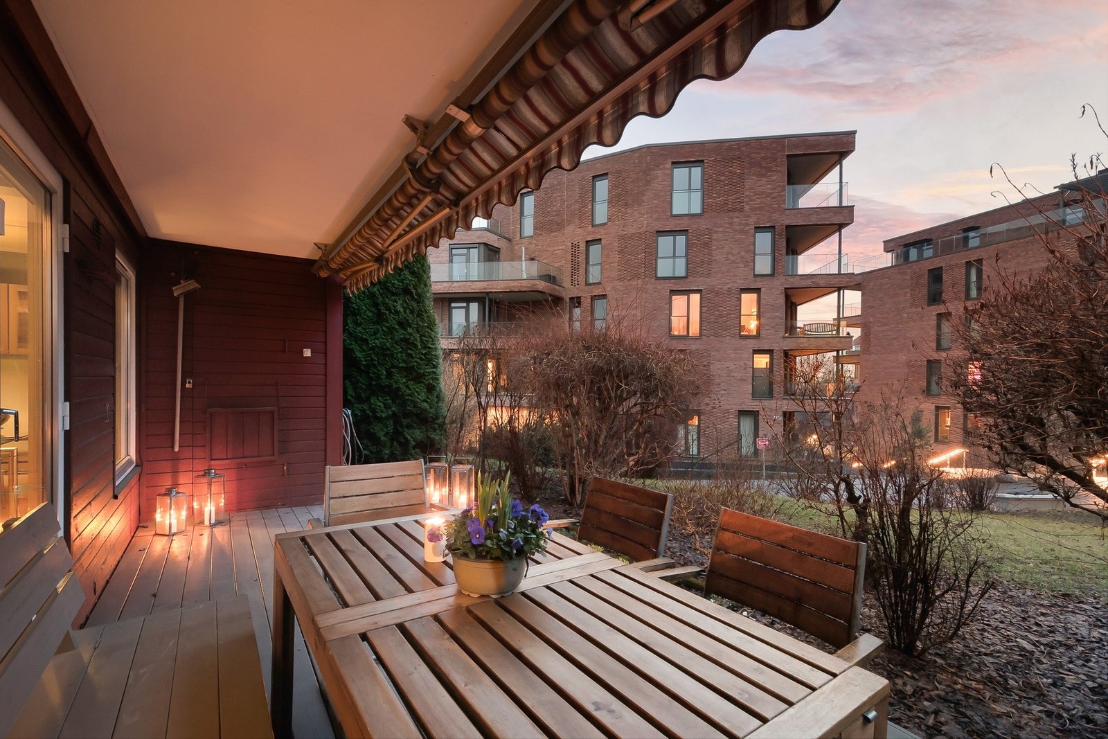 En terrasse som virkelig kommer til sin rett på kveldstid. Galleribilde