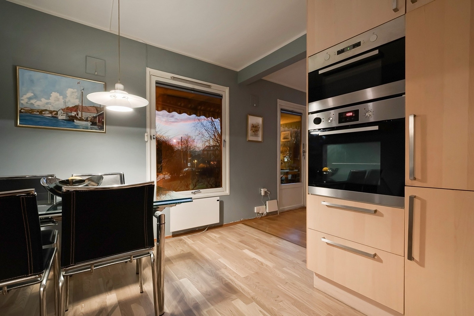 Innbydende kjøkken med fin kveldsstemning. Galleribilde