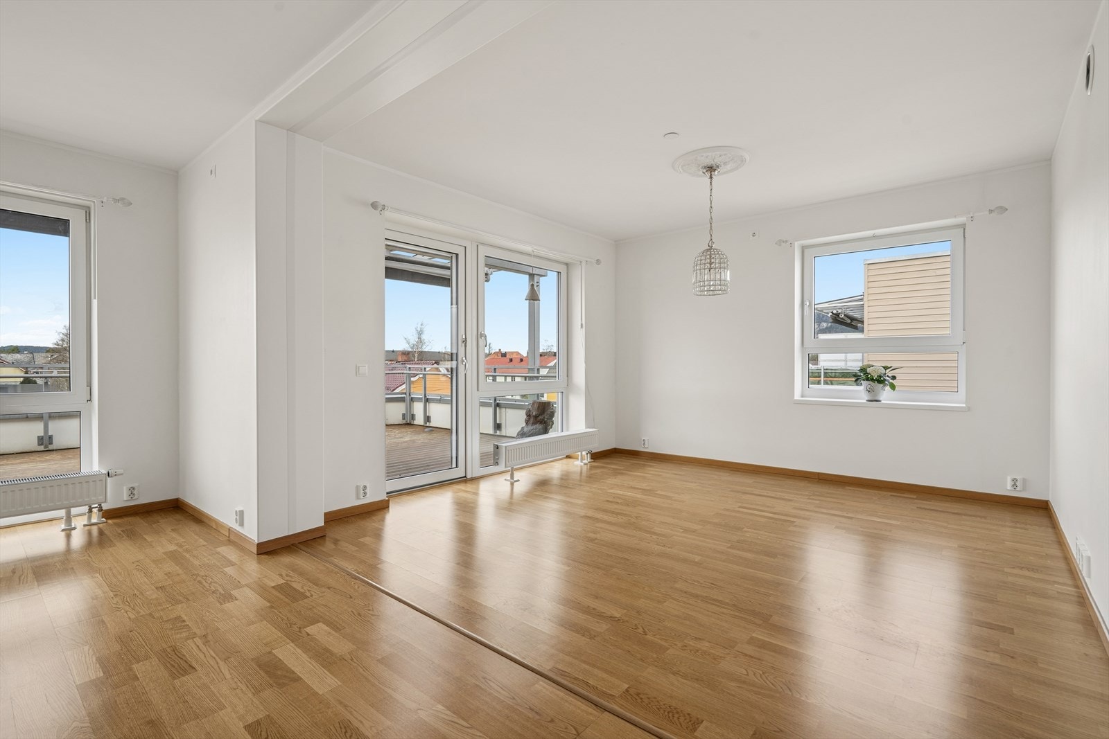 Stor stue på 18,3 kvm med store vindusflater som gir godt med lysinnslipp. Galleribilde