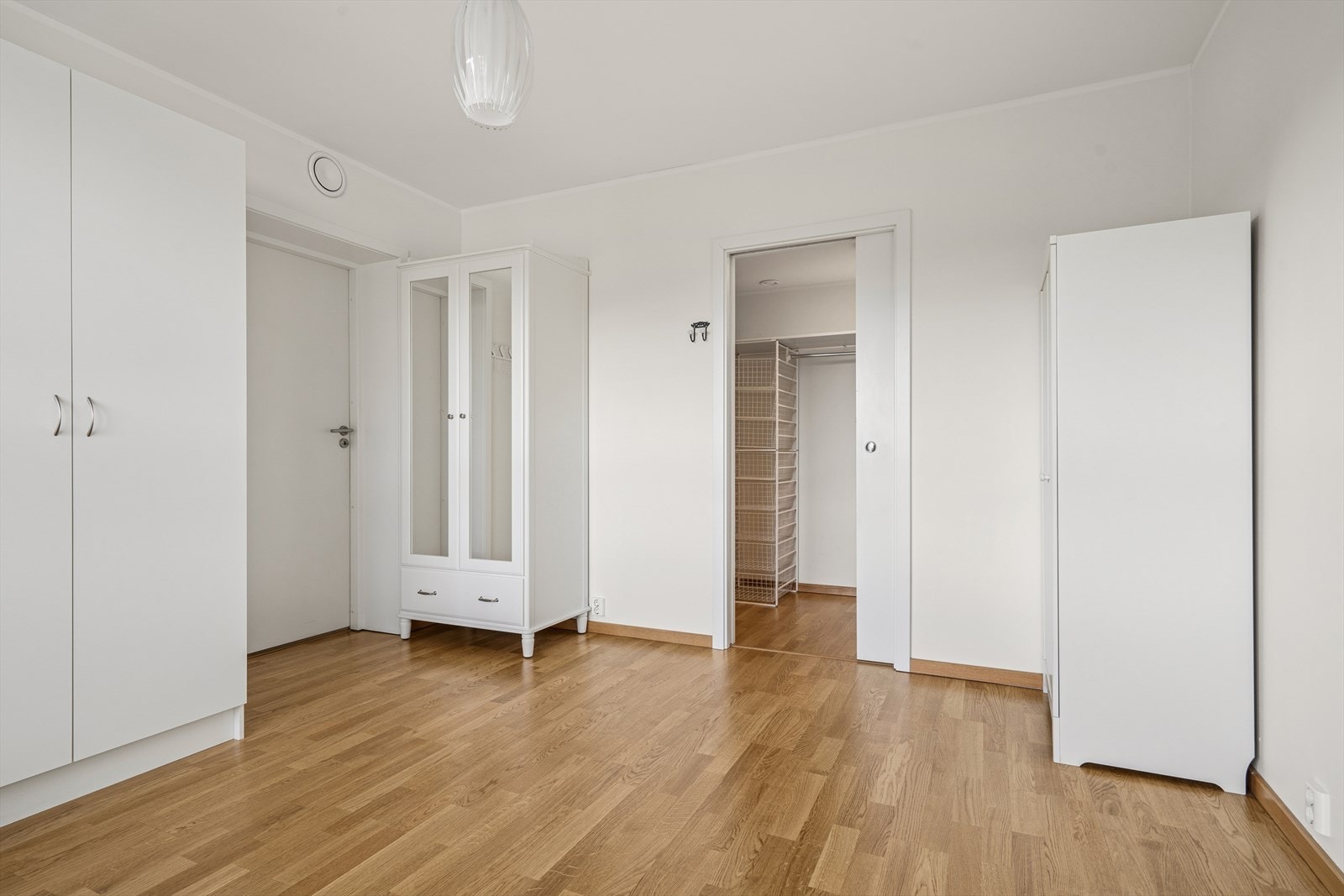 Soverom 1 er på hele 13,5 kvm. Har god plas til garderobeløsning. Galleribilde