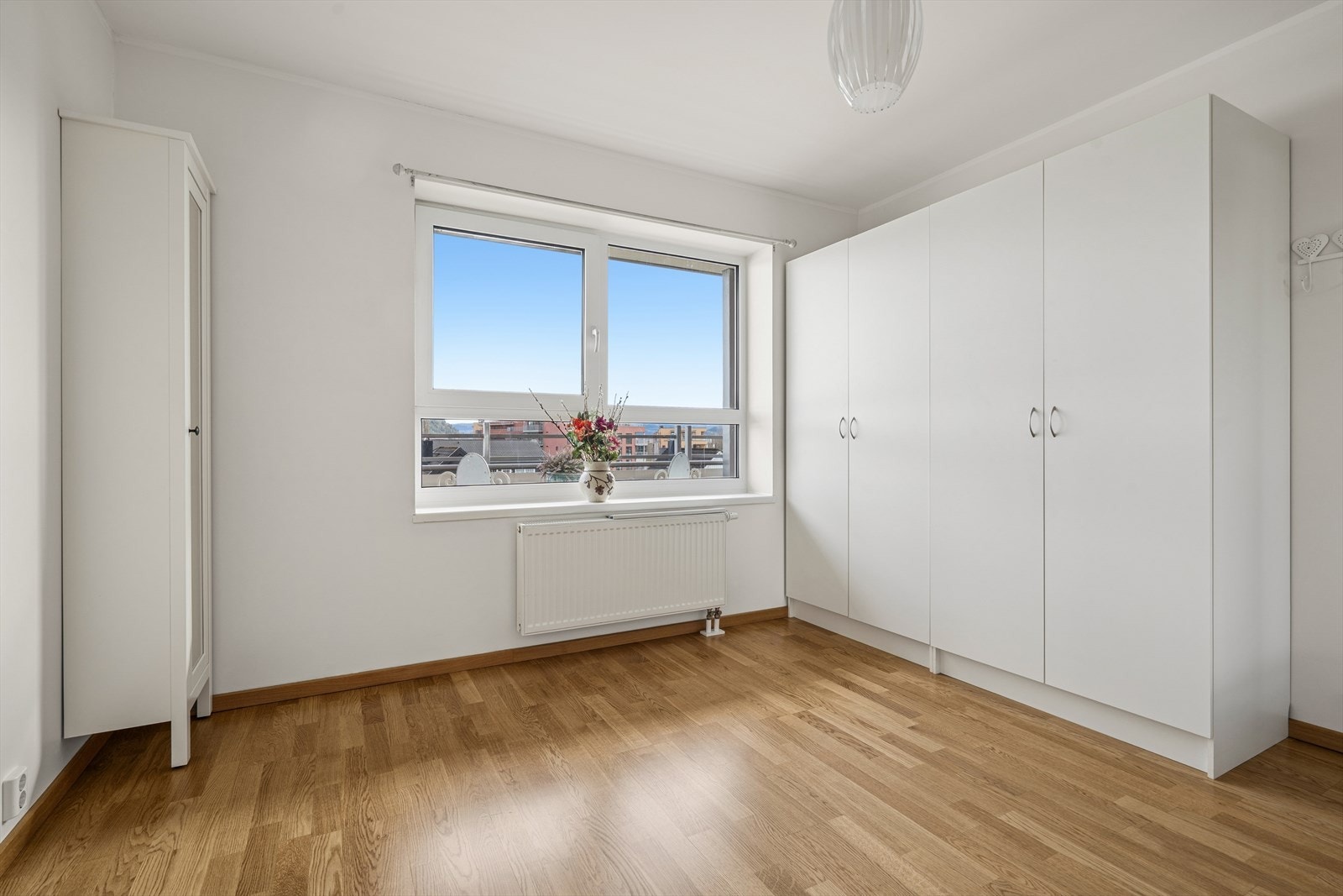 Soverommet har rikelig med plass til skap og andre møblementer. Galleribilde